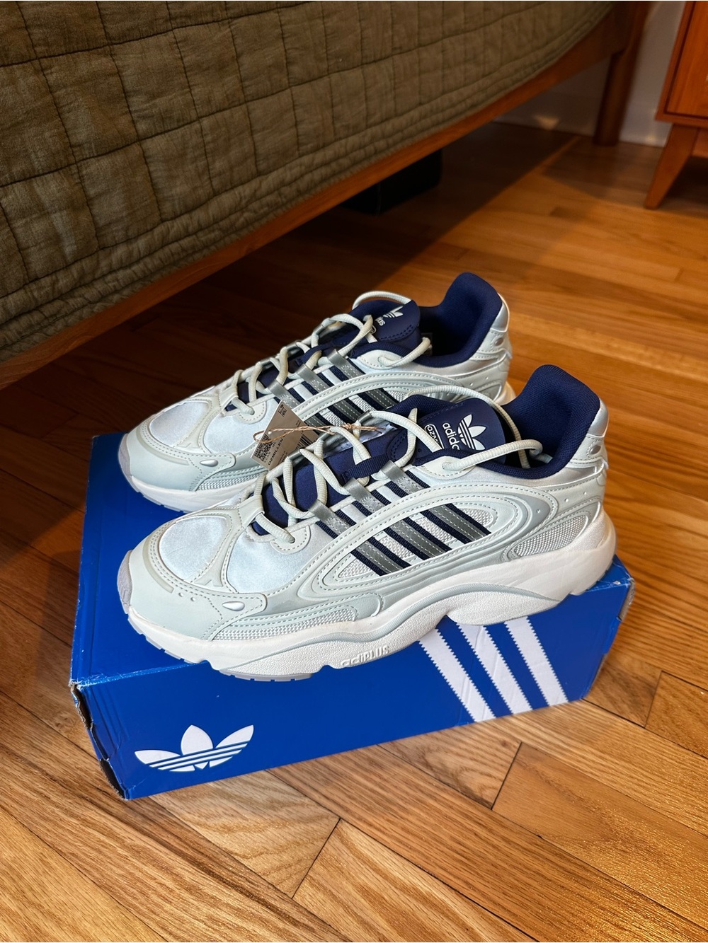 adidas Ozmillen (Seafoam, Navy, White) 11 Women’s / 9.5 Men’s